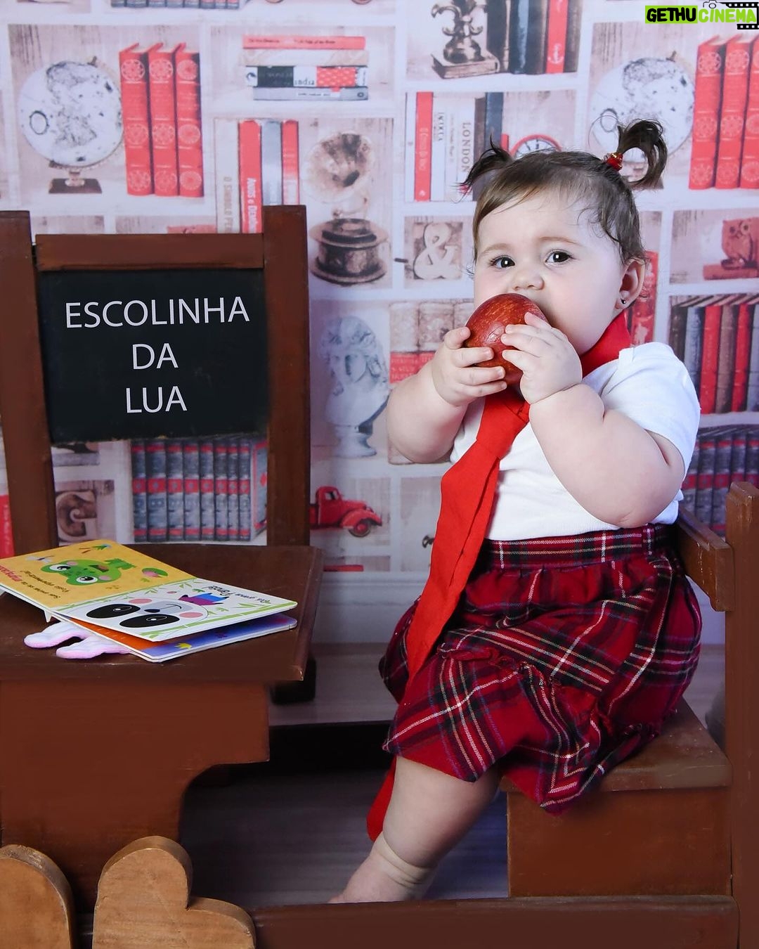 Vitória Moraes Instagram - Todo mundo preparado pra voltas as aulas aí? Eu ainda me livrei esse ano da escola a mamãe disse kkk Mas amei brincar de escolinha nessas fotos do meu acompanhamento mensal de 9 meses 📚✏️ Mas já tava quase inventando uma dor de barriga pra não ir kkkk 📸: @studio5clicks.kids