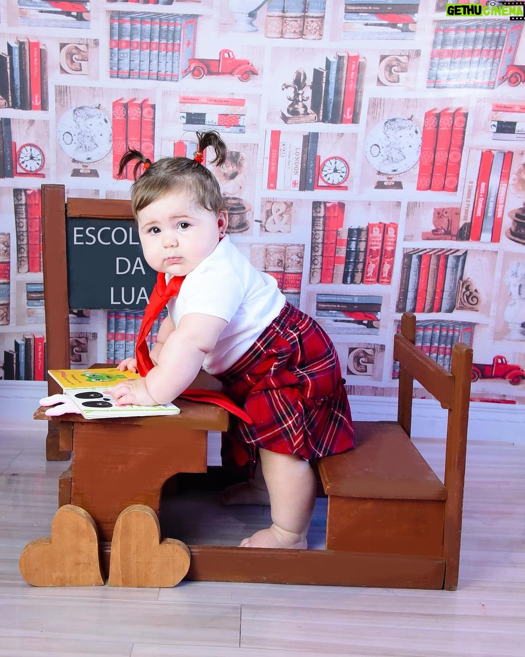 Vitória Moraes Instagram - Todo mundo preparado pra voltas as aulas aí? Eu ainda me livrei esse ano da escola a mamãe disse kkk Mas amei brincar de escolinha nessas fotos do meu acompanhamento mensal de 9 meses 📚✏️ Mas já tava quase inventando uma dor de barriga pra não ir kkkk 📸: @studio5clicks.kids