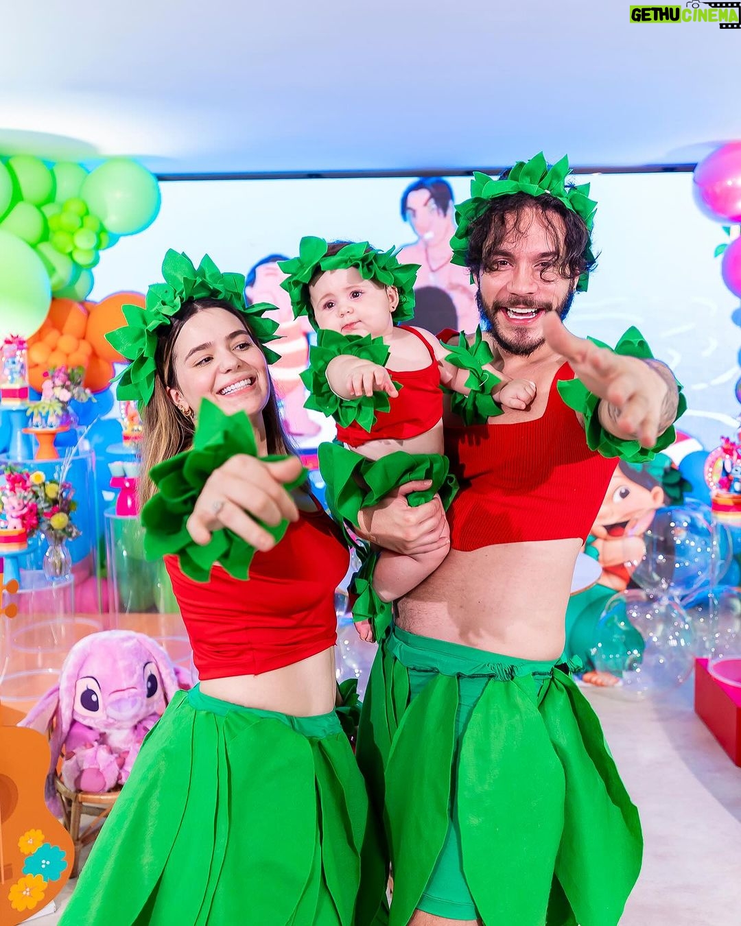 Vitória Moraes Instagram - 9 meses da nossa pequena, que delícia! Te amamos muito princesa! Lilo e Stitch, nome dos irmãos dela! Ohana quer dizer família! Foto: @fabiana_monteiro_fotografia Decoração: @by_dianamota Personalizados de luxo: @welovemimos_personalizados Bolo e doces: @rabellocaique Lembrancinhas: @ateliebyneidebarbosa Flores: @lojabeatrizflores Painel de Led: @agenciae Painéis decorativos: @knartespaineis_ Projeto 3D: @dyovana.artista3d Iluminação: @casaliluminadoeventos Balões: @mixbaloes Itens de decoração: @moveisdonafernanda
