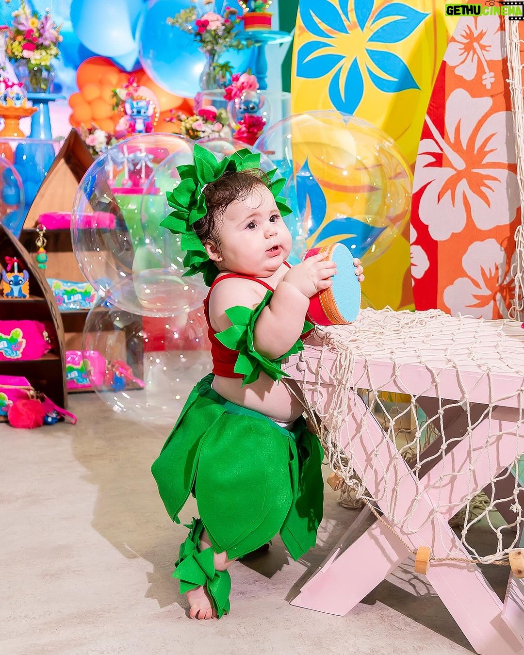Vitória Moraes Instagram - 9 meses da nossa pequena, que delícia! Te amamos muito princesa! Lilo e Stitch, nome dos irmãos dela! Ohana quer dizer família! Foto: @fabiana_monteiro_fotografia Decoração: @by_dianamota Personalizados de luxo: @welovemimos_personalizados Bolo e doces: @rabellocaique Lembrancinhas: @ateliebyneidebarbosa Flores: @lojabeatrizflores Painel de Led: @agenciae Painéis decorativos: @knartespaineis_ Projeto 3D: @dyovana.artista3d Iluminação: @casaliluminadoeventos Balões: @mixbaloes Itens de decoração: @moveisdonafernanda