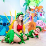 Vitória Moraes Instagram - 9 meses da nossa pequena, que delícia! Te amamos muito princesa! Lilo e Stitch, nome dos irmãos dela! Ohana quer dizer família! Foto: @fabiana_monteiro_fotografia Decoração: @by_dianamota Personalizados de luxo: @welovemimos_personalizados Bolo e doces: @rabellocaique Lembrancinhas: @ateliebyneidebarbosa Flores: @lojabeatrizflores Painel de Led: @agenciae Painéis decorativos: @knartespaineis_ Projeto 3D: @dyovana.artista3d Iluminação: @casaliluminadoeventos Balões: @mixbaloes Itens de decoração: @moveisdonafernanda
