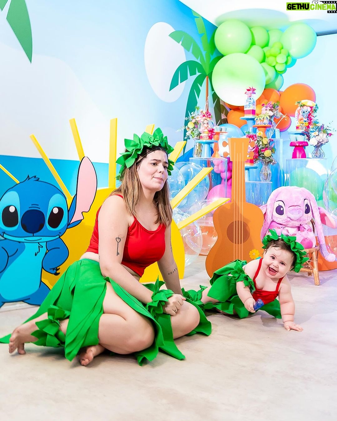 Vitória Moraes Instagram - 9 meses da nossa pequena, que delícia! Te amamos muito princesa! Lilo e Stitch, nome dos irmãos dela! Ohana quer dizer família! Foto: @fabiana_monteiro_fotografia Decoração: @by_dianamota Personalizados de luxo: @welovemimos_personalizados Bolo e doces: @rabellocaique Lembrancinhas: @ateliebyneidebarbosa Flores: @lojabeatrizflores Painel de Led: @agenciae Painéis decorativos: @knartespaineis_ Projeto 3D: @dyovana.artista3d Iluminação: @casaliluminadoeventos Balões: @mixbaloes Itens de decoração: @moveisdonafernanda