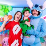 Vitória Moraes Instagram - 9 meses da nossa pequena, que delícia! Te amamos muito princesa! Lilo e Stitch, nome dos irmãos dela! Ohana quer dizer família! Foto: @fabiana_monteiro_fotografia Decoração: @by_dianamota Personalizados de luxo: @welovemimos_personalizados Bolo e doces: @rabellocaique Lembrancinhas: @ateliebyneidebarbosa Flores: @lojabeatrizflores Painel de Led: @agenciae Painéis decorativos: @knartespaineis_ Projeto 3D: @dyovana.artista3d Iluminação: @casaliluminadoeventos Balões: @mixbaloes Itens de decoração: @moveisdonafernanda