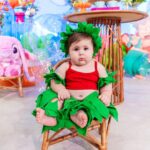 Vitória Moraes Instagram - 9 meses da nossa pequena, que delícia! Te amamos muito princesa! Lilo e Stitch, nome dos irmãos dela! Ohana quer dizer família! Foto: @fabiana_monteiro_fotografia Decoração: @by_dianamota Personalizados de luxo: @welovemimos_personalizados Bolo e doces: @rabellocaique Lembrancinhas: @ateliebyneidebarbosa Flores: @lojabeatrizflores Painel de Led: @agenciae Painéis decorativos: @knartespaineis_ Projeto 3D: @dyovana.artista3d Iluminação: @casaliluminadoeventos Balões: @mixbaloes Itens de decoração: @moveisdonafernanda