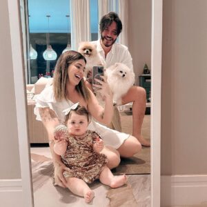Vitória Moraes Instagram - 2023 foi o melhor ano das nossas vidas! Foi nosso ano, ano de conhecer nossa princesa, ano que renascemos, que construímos nossa família! Obrigada meu Deus, sabemos que é suas mãos em cada coisa! Que 2024 seja ainda mais abençoado, que se você quiser, nossa família cresça e sempre cheia de muita saúde, porque amor já temos de sobra! Feliz ano novo pra cada pessoa que apoia e acompanha a gente aqui! Somos muito gratos por termos vocês nas nossas vidas!