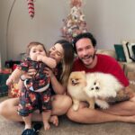 Vitória Moraes Instagram - Família Tube 🎅🎄Passando pra desejar para cada família que segue a gente um Natal de muito amor e prosperidade. Aproveitar também e agradecer a Deus por todo esse ano maravilhoso com a nossa pequena e todo gesto de carinho e cuidado de vocês com a gente. Feliz natallllll genteeee. Amamos vocês 💜
