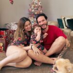 Vitória Moraes Instagram - Família Tube 🎅🎄Passando pra desejar para cada família que segue a gente um Natal de muito amor e prosperidade. Aproveitar também e agradecer a Deus por todo esse ano maravilhoso com a nossa pequena e todo gesto de carinho e cuidado de vocês com a gente. Feliz natallllll genteeee. Amamos vocês 💜