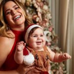 Vitória Moraes Instagram - Somos capa de Natal do @jornalextra e @canalextra_ 🎅🏼♥️ Que delícia foi essa entrevista! Fizemos capa quando estávamos grávidos e agora no primeiro Natal com nossa pequena nos braços! Obrigada por todo carinho do jornal e da revista, somos muito gratos! Quem quiser conferir a entrevista só garantir nas bancas ♥️ Reportagem: @leomvribeiro Fotos: @gabriel_bertoncel Edição: @camotinha Design: @williambsf7 @toniazevedodesign Stylist: @paty_passos Beleza: @studiodicavalcante Look viih: @ball.style.co Look Eli: @camisaria_fascynios @duopressassessoria