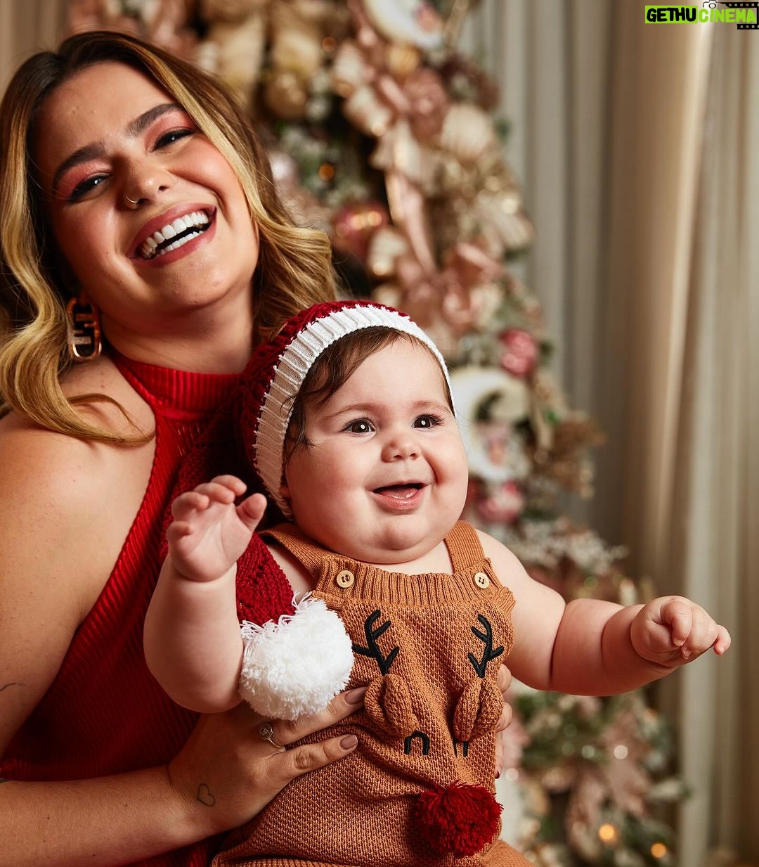 Vitória Moraes Instagram - Somos capa de Natal do @jornalextra e @canalextra_ 🎅🏼♥️ Que delícia foi essa entrevista! Fizemos capa quando estávamos grávidos e agora no primeiro Natal com nossa pequena nos braços! Obrigada por todo carinho do jornal e da revista, somos muito gratos! Quem quiser conferir a entrevista só garantir nas bancas ♥️ Reportagem: @leomvribeiro Fotos: @gabriel_bertoncel Edição: @camotinha Design: @williambsf7 @toniazevedodesign Stylist: @paty_passos Beleza: @studiodicavalcante Look viih: @ball.style.co Look Eli: @camisaria_fascynios @duopressassessoria