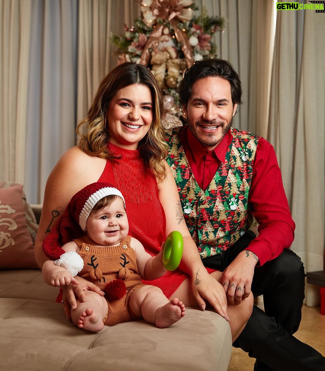 Vitória Moraes Instagram - Somos capa de Natal do @jornalextra e @canalextra_ 🎅🏼♥️ Que delícia foi essa entrevista! Fizemos capa quando estávamos grávidos e agora no primeiro Natal com nossa pequena nos braços! Obrigada por todo carinho do jornal e da revista, somos muito gratos! Quem quiser conferir a entrevista só garantir nas bancas ♥️ Reportagem: @leomvribeiro Fotos: @gabriel_bertoncel Edição: @camotinha Design: @williambsf7 @toniazevedodesign Stylist: @paty_passos Beleza: @studiodicavalcante Look viih: @ball.style.co Look Eli: @camisaria_fascynios @duopressassessoria