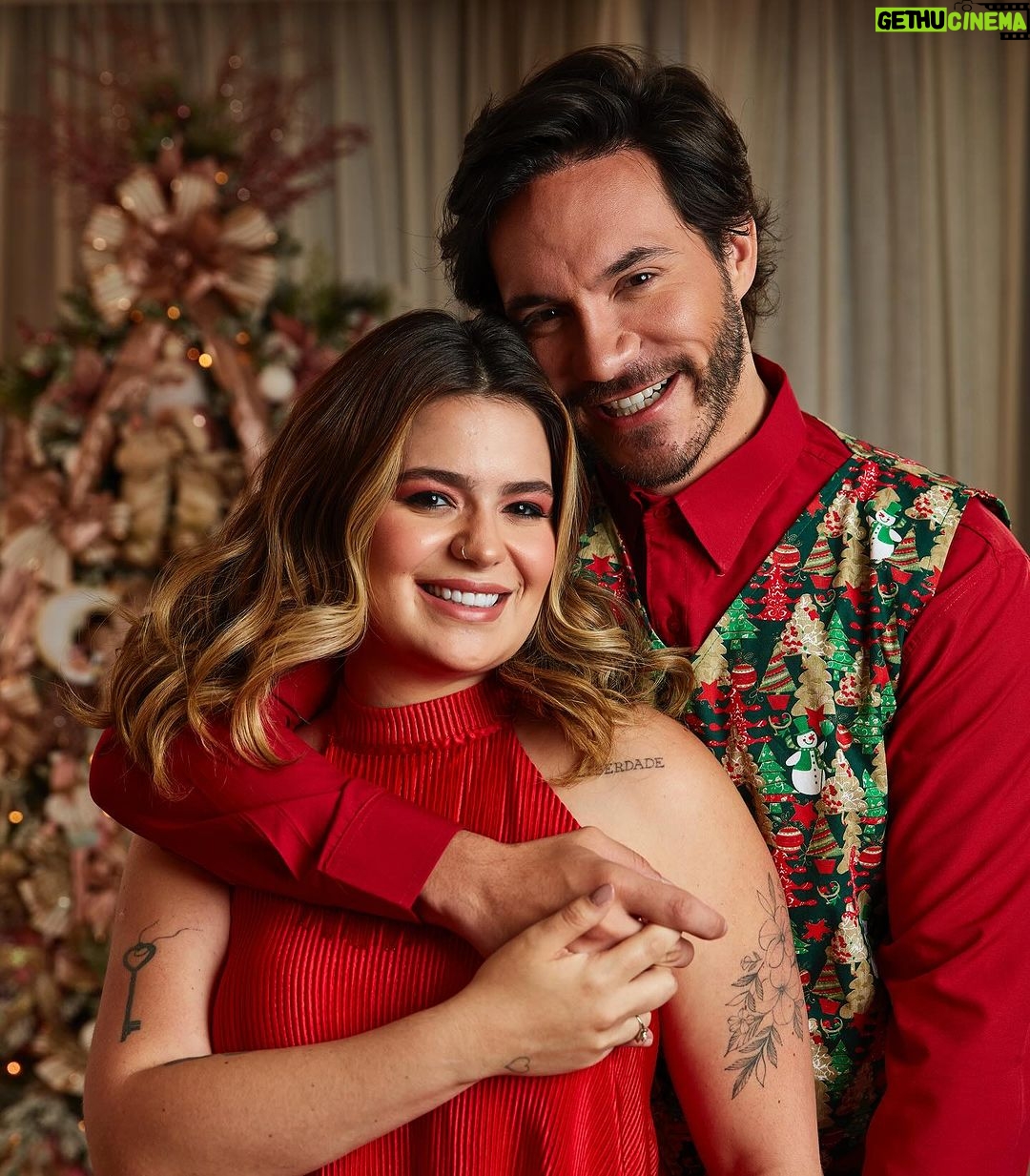 Vitória Moraes Instagram - Somos capa de Natal do @jornalextra e @canalextra_ 🎅🏼♥️ Que delícia foi essa entrevista! Fizemos capa quando estávamos grávidos e agora no primeiro Natal com nossa pequena nos braços! Obrigada por todo carinho do jornal e da revista, somos muito gratos! Quem quiser conferir a entrevista só garantir nas bancas ♥️ Reportagem: @leomvribeiro Fotos: @gabriel_bertoncel Edição: @camotinha Design: @williambsf7 @toniazevedodesign Stylist: @paty_passos Beleza: @studiodicavalcante Look viih: @ball.style.co Look Eli: @camisaria_fascynios @duopressassessoria