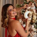 Vitória Moraes Instagram - Somos capa de Natal do @jornalextra e @canalextra_ 🎅🏼♥️ Que delícia foi essa entrevista! Fizemos capa quando estávamos grávidos e agora no primeiro Natal com nossa pequena nos braços! Obrigada por todo carinho do jornal e da revista, somos muito gratos! Quem quiser conferir a entrevista só garantir nas bancas ♥️ Reportagem: @leomvribeiro Fotos: @gabriel_bertoncel Edição: @camotinha Design: @williambsf7 @toniazevedodesign Stylist: @paty_passos Beleza: @studiodicavalcante Look viih: @ball.style.co Look Eli: @camisaria_fascynios @duopressassessoria