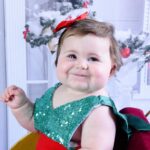 Vitória Moraes Instagram - 8 meses filha, eu não sei descrever o quanto você me faz feliz, o quanto você me mudou, o quanto você me completa, me enche, me transborda, o amor que sinto por você é inexplicável, é algo tão forte que eu não consigo mesmo explicar! Eu sempre estarei aqui, em cada fase da sua vida, você pra sempre será minha melhor amiga! O ensaio de acompanhamento desse mês foi com o tema de Natal e teve até dois dentinhos aparecendo ♥️ 📸: @studio5clicks.kids