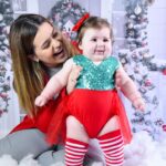 Vitória Moraes Instagram - 8 meses filha, eu não sei descrever o quanto você me faz feliz, o quanto você me mudou, o quanto você me completa, me enche, me transborda, o amor que sinto por você é inexplicável, é algo tão forte que eu não consigo mesmo explicar! Eu sempre estarei aqui, em cada fase da sua vida, você pra sempre será minha melhor amiga! O ensaio de acompanhamento desse mês foi com o tema de Natal e teve até dois dentinhos aparecendo ♥️ 📸: @studio5clicks.kids