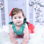 Vitória Moraes Instagram - 8 meses filha, eu não sei descrever o quanto você me faz feliz, o quanto você me mudou, o quanto você me completa, me enche, me transborda, o amor que sinto por você é inexplicável, é algo tão forte que eu não consigo mesmo explicar! Eu sempre estarei aqui, em cada fase da sua vida, você pra sempre será minha melhor amiga! O ensaio de acompanhamento desse mês foi com o tema de Natal e teve até dois dentinhos aparecendo ♥️ 📸: @studio5clicks.kids