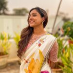 Vithika Sheru Instagram – Nothing feels as perfect as a saree from my fav @bhargavikunam ❤️🧿🥰

PC – @mahathalli thanks ra jaanuuu ❤️