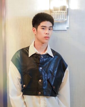Vittawin Panichtamrong Instagram - ขอบคุณเสื้อผ้าสวยๆด้วยนะค้าบเท่ๆสำหรับใส่ออกงานชมภาพยนตร์รอบสื่อเรื่อง "Bezos : The begining จากร้าน @ishirt_official 
#vicvittawin
#รักชอบเจ็บ
#jinloe
#ishirt_official