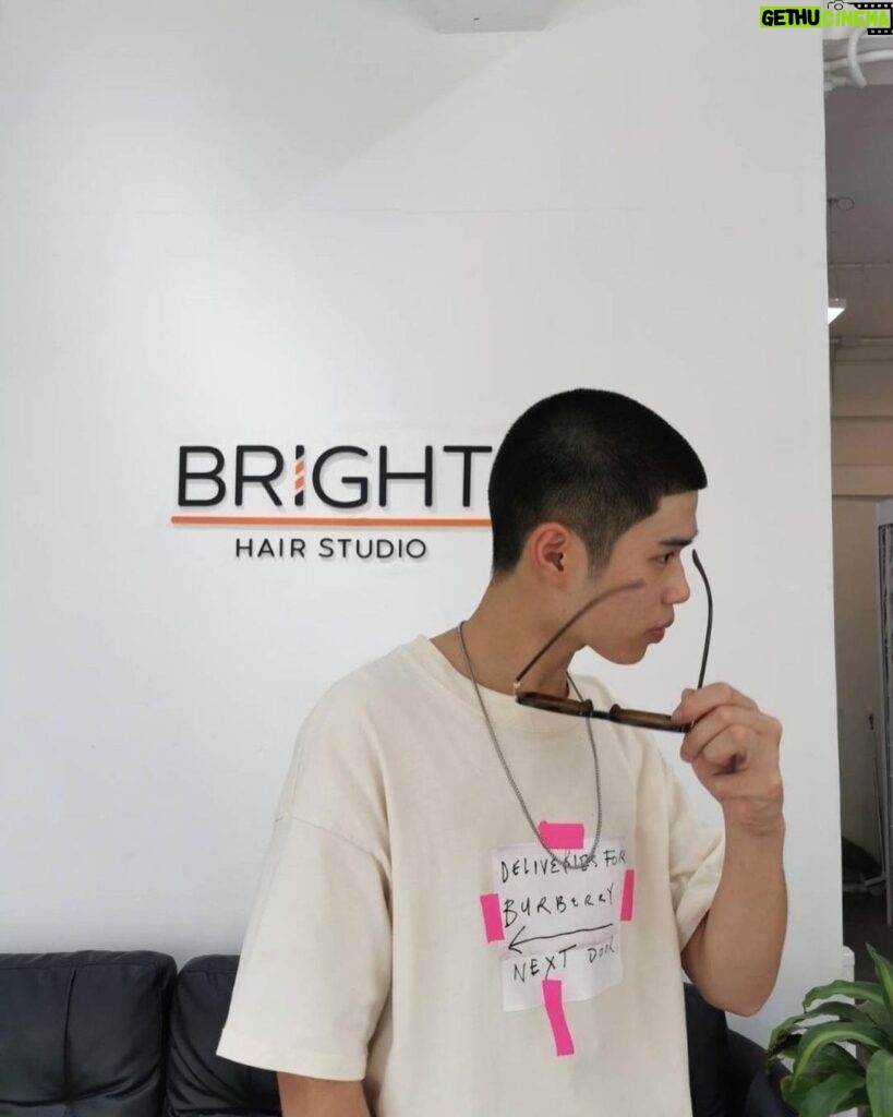 Vittawin Panichtamrong Instagram - ซีรีส์ใกล้เริ่มเปิดกองแล้ววว ก็จัดดมาเลย สกินเฮดเท่ๆ มาตัดกันได้ที่ร้านนี้เลยครับ บริการดีมาก แถมราคาถูกอีกด้วย #brighthairstudio #pointbrighthairstudio Bright Hair Studio I จุฬา50 I สามย่าน