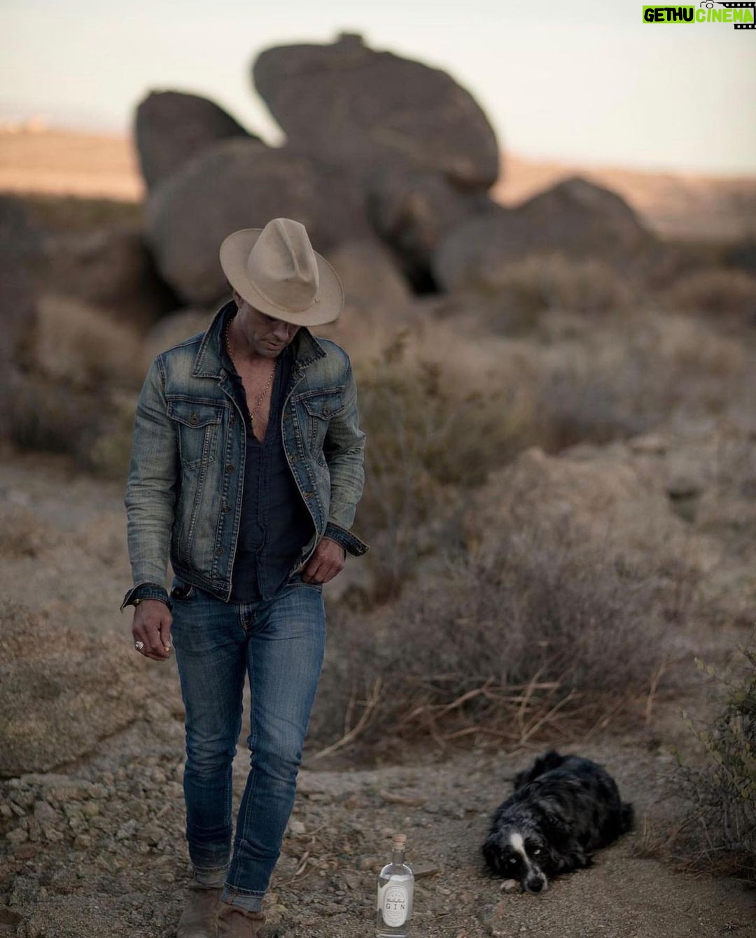 Walton Goggins Instagram - From soup to nuts… or close to it. Good drinks with good friends… Happy international GIN day! @mulholland.spirits @sgwsofnv