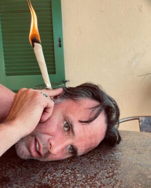 Walton Goggins Instagram - Am I smoking a joint thru my ear… or do I just have ear wax. Not all vacation photos have to be sexy… or do you find this sexy?! If so you’re my tribe!!!
WG