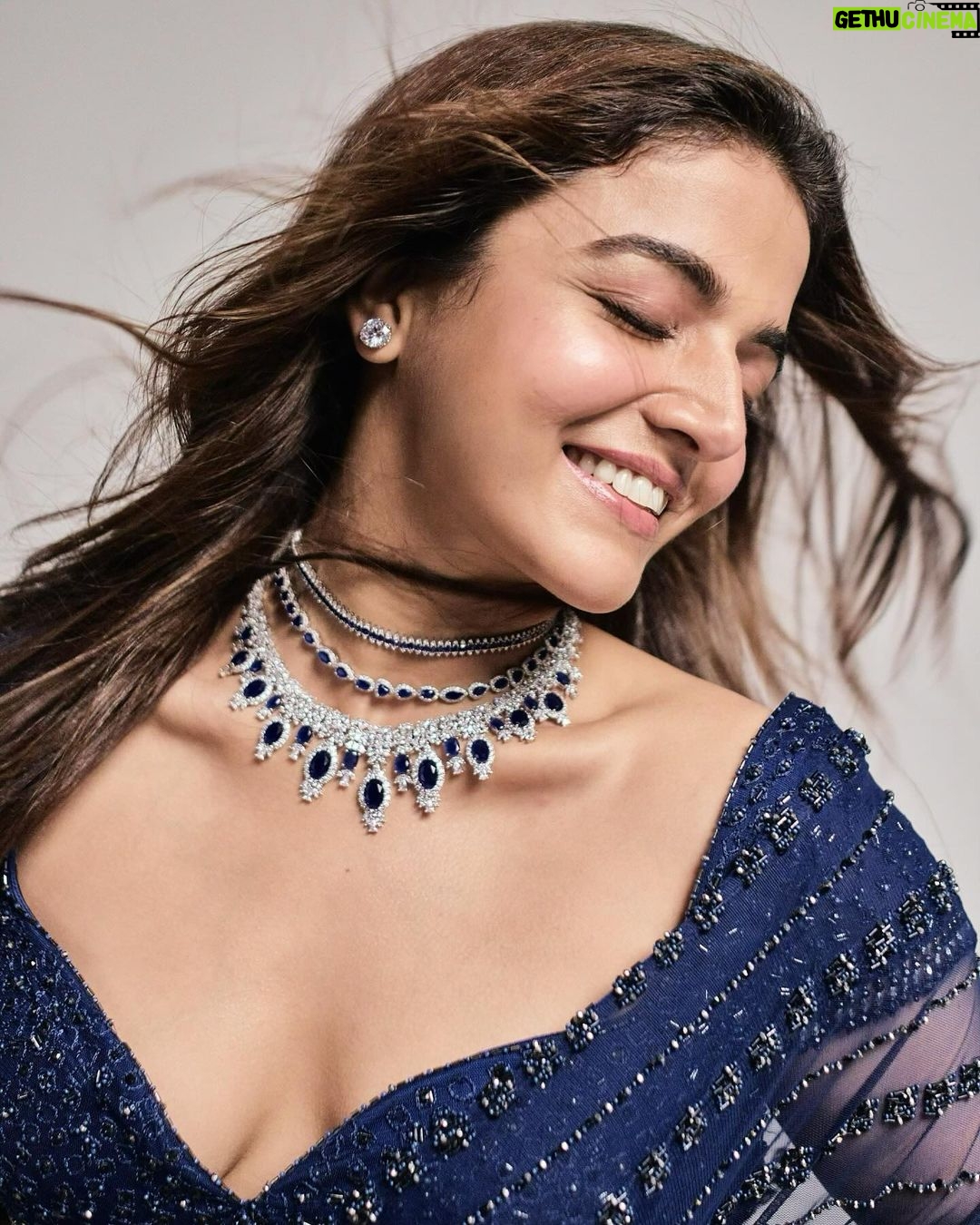 Wamiqa Gabbi Instagram - कोई लुत्फ़ उठा रहा है सफ़र का, कोई मंज़िल पा कर भी परेशान सा है ! यह ज़िंदगी है साहब, यहाँ सबकी अपनी नुमाइशें हैं। #गुलज़ार Styling - @sukritigrover Saree- @nitikagujralofficial HMU - @forum.gotecha Photographer - @harneshjoshi