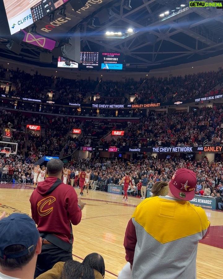 Warren Egypt Franklin Instagram - I had the honor of singing at the first Cavs game of the year. And what a night it was singing in front of 20,000 people in my hometown 🔥 @spidadmitchell 71 POINTS! You’re wild, the biggest cavs game since GM7 in the finals. CLEVELAND I love you. Thx you @cavs & @rocketmortgagefieldhouse for the opportunity. Im gonna always put on for 216 Baby 😝 Rocket Mortgage FieldHouse