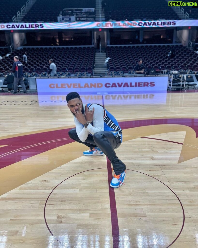 Warren Egypt Franklin Instagram - I had the honor of singing at the first Cavs game of the year. And what a night it was singing in front of 20,000 people in my hometown 🔥 @spidadmitchell 71 POINTS! You’re wild, the biggest cavs game since GM7 in the finals. CLEVELAND I love you. Thx you @cavs & @rocketmortgagefieldhouse for the opportunity. Im gonna always put on for 216 Baby 😝 Rocket Mortgage FieldHouse