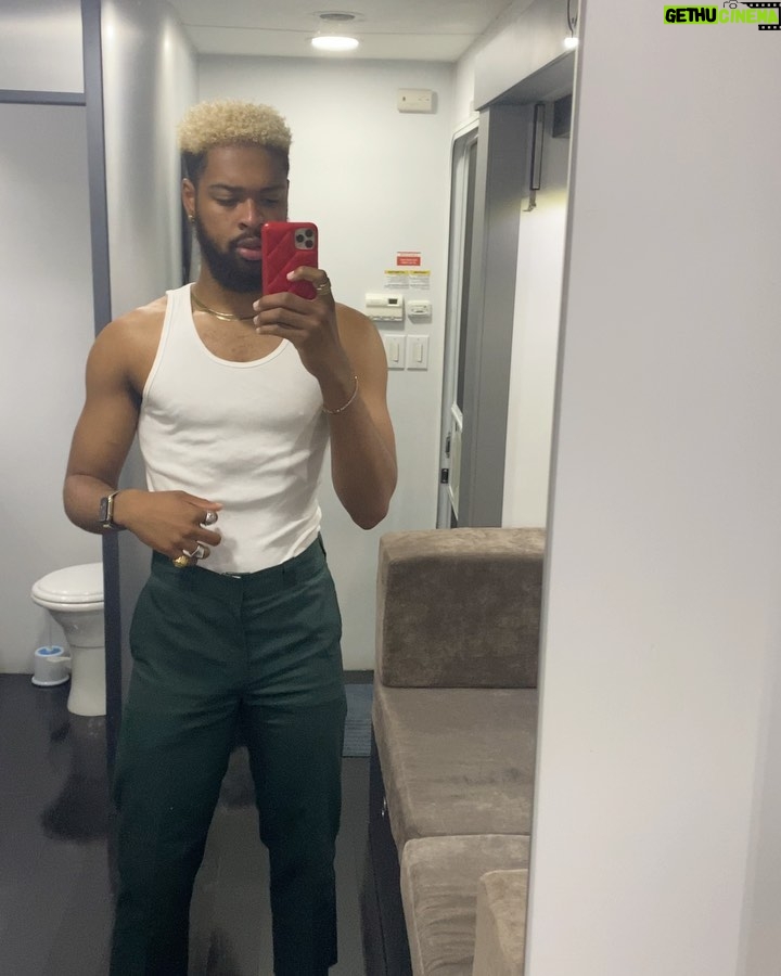 Warren Egypt Franklin Instagram - GROWNISH SEASON 4 Finale dump 💛💚 I could go on and on about how this experience has changed my life. But thank you God & thx you Des. Walt Disney Studios