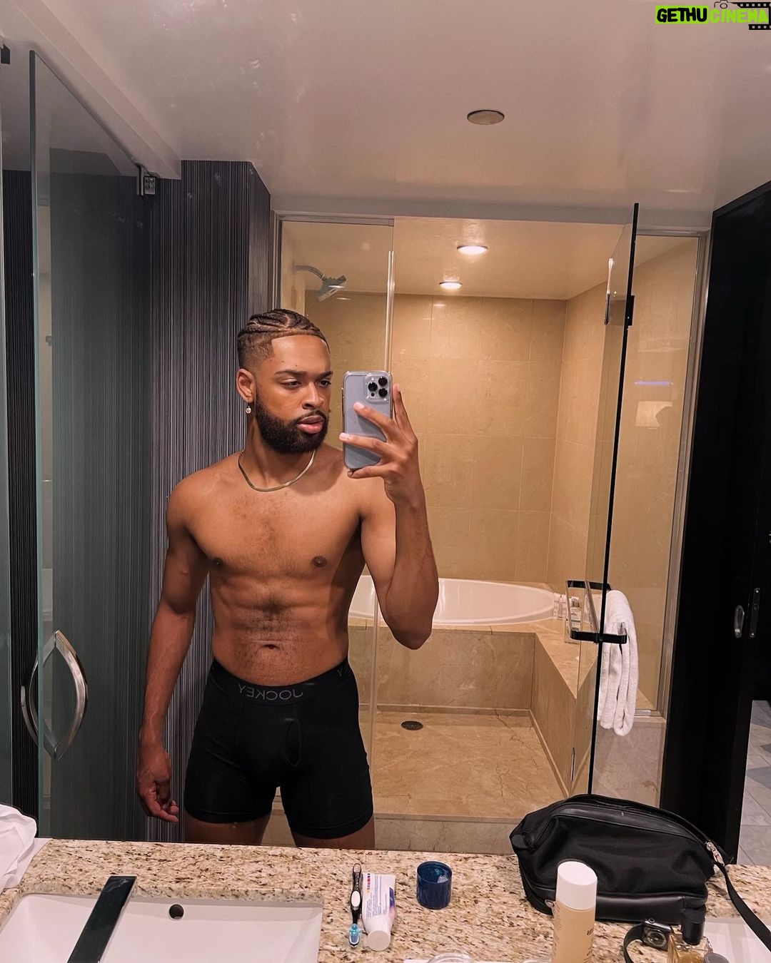 Warren Egypt Franklin Instagram - This is 25 - TWENTY FINE 🎉🎈 So thankful for another year around the sun. Good health & lots of wealth. Blessed 1.26.97 Las Vegas, Nevada