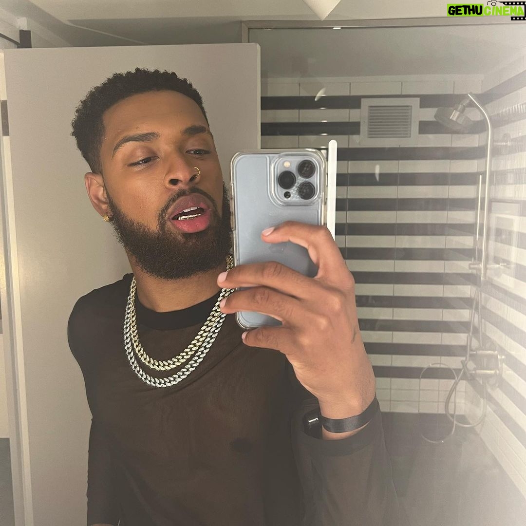 Warren Egypt Franklin Instagram - Tick…Tick…💣 NYC Premiere. Had the pleasure of experiencing Tick Tick Boom in a Broadway theater last Monday, so proud of our boss man Lin and to the entire cast and crew of this movie congrats, it was truly magical. Huge thank you to @netflix & @ticktickboom for the having me. Stylist: @stylesbywyandon Male Grooming: @snatchinwigz New York, New York
