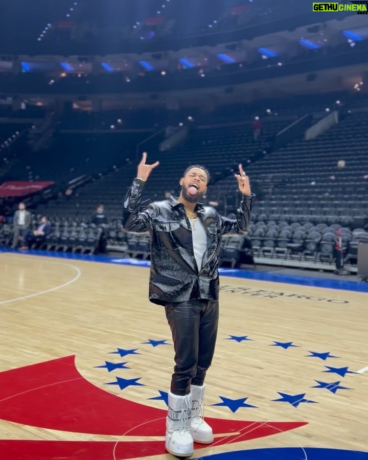 Warren Egypt Franklin Instagram - “That’s one small step for man, one giant leap for my nXggas” or whatever Neil Armstrong said 🚀 Wells Fargo Center