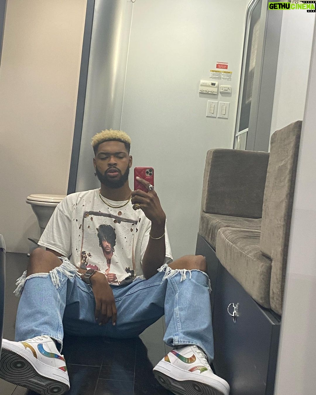 Warren Egypt Franklin Instagram - GROWNISH SEASON 4 Finale dump 💛💚 I could go on and on about how this experience has changed my life. But thank you God & thx you Des. Walt Disney Studios