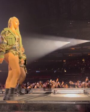 Warren Egypt Franklin Instagram - RENAISSANCE WORLD TOUR: TORONTO 2023 🪩🚀

I tried to stay present and only recorded a few moments and I swore the whole night B and I were vibing and then…y’all she threw her fan at me after heated. Last night I vibed out with the Greatest Entertainer of all time. When I was 10 years old my first concert was ‘The Beyoncé Experience’ and I was hooked ever since. To watch the evolution of this BLACK WOMAN 16 years later, still be at the top of her game is wow. @beyonce like I told you last night, “you a baaaaad bihhhh.” 

Toronto you owe me NOTHING. 💀
What is life?! And no I will never sell that fan, it’s going right on my mantle when I get home lol