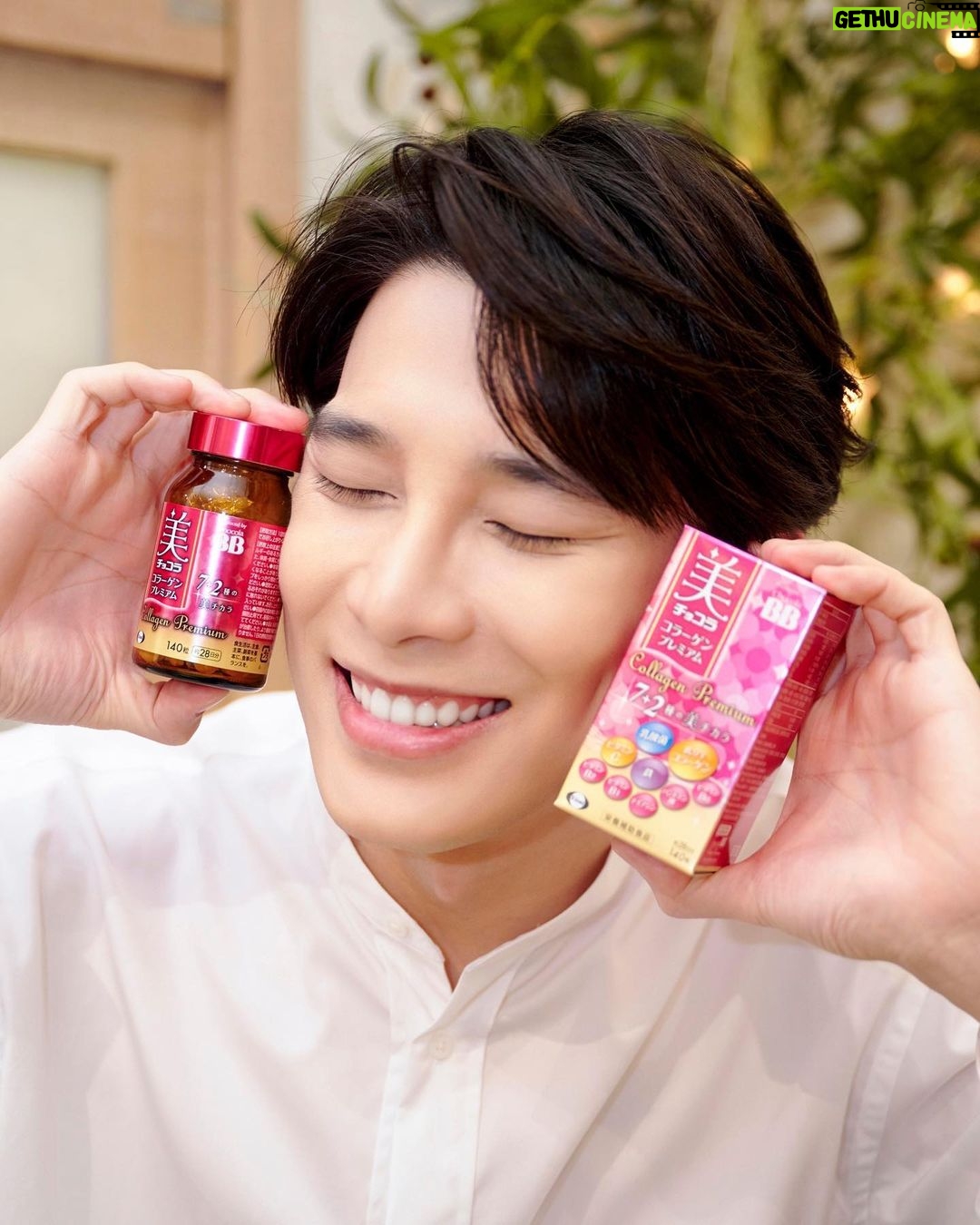 Wayne Song Instagram - Chocola BB極緻膠原錠,我的生活必需品! 忙碌的工作與學業交織在一起的生活,常常恨不得自己每天能多睡幾個小時,在舞台上或鏡頭前,又總是需要維持高度專注的狀態,久而久之,就覺得自己好憔悴,膠原蛋白都不見了。 想要補充膠原蛋白,該怎麼辦呢? 全新7+2配方的Chocola BB極緻膠原錠,不僅有好吸收的小分子膠原蛋白、B群和維生素C之外,還新添加了乳酸菌和鐵,沒有任何特殊氣味,小顆好入口又方便攜帶,就像我的夥伴一樣,每天都陪著我工作、上學和生活。 Chocola BB極緻膠原錠,是我補充膠原蛋白的最佳幫手! #ChocolaBB #ChocolaBBCollagen #ChocolaBBCollagenPremium #ChocolaBB極緻膠原錠
