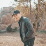 Wayne Song Instagram - 上一次體驗空中飛人的工作節奏已是疫情之前，今年十二月，有種忙得很開心的快感，感謝我所遇到的一切，感謝幫助我的每位夥伴。 最近發現，在飛機上用機上的設備聽一些從來沒聽過的音樂，可能是老歌、可能是我從未接觸過的曲風，只要聽到一首有感覺的，它即是代表這趟旅程的溫度與記憶，很有趣。 平安，旅程繼續前行。 @EmporioArmani #EA7EmporioArmani