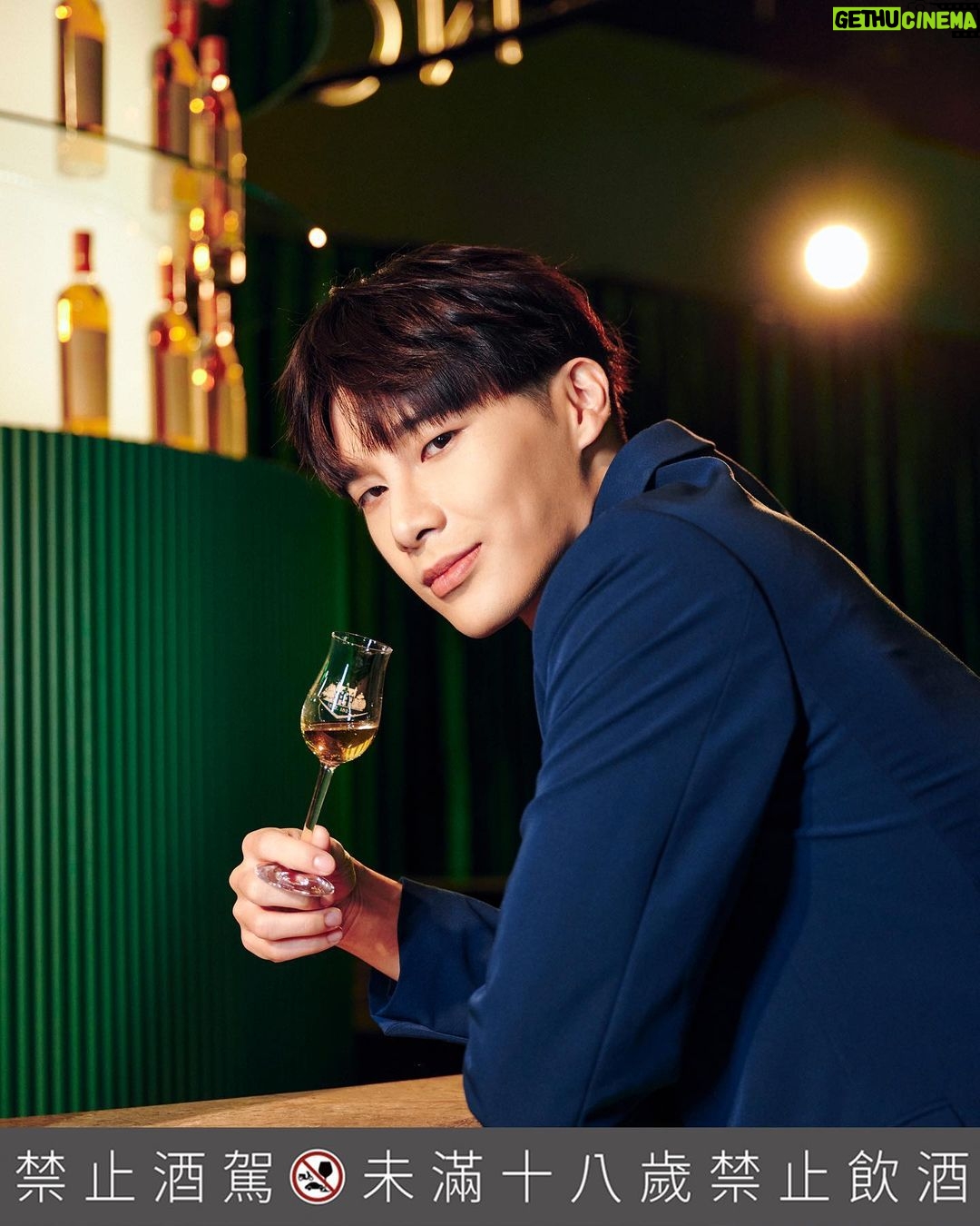 Wayne Song Instagram - 謝謝每次都讓我驚艷的麥卡倫 @themacallan_taiwan 邀請! 能夠在放鬆舒適的環境享受美酒與美食,是那麼享受的一件事。這次的麥卡倫品酩會,擁有精心打造的藝術空間,喝著「黃金麥穗Amber Meadow」,搭配四面環景的投影視覺,讓大家彷彿瞬間置身在蘇格蘭高地的麥卡倫莊園,充滿驚喜的沈浸式體驗讓我這個攝影控興奮至極,太美了! 在味覺上的體驗,更透過親手打造的餐點及調酒,為「黃金麥穗Amber Meadow」創造不同的品飲層次。此款酒讓我感受到來自蘇格蘭的柑橘水果和忍冬花香,入喉則又有濃郁橡木、檸檬、哈密瓜與英式司康風味,更特別的是,尾韻還有淡淡的杏仁與綠茶的香氣,酒體飽滿而具層次。 此外,首次攜手合作都是在蘇格蘭長大的姐妹:英國知名服裝設計師、風格攝影師Mary and Stella McCartney ,完美詮釋麥卡倫致力於與自然共生的品牌精神,從風味概念到包裝設計,都以蘇格蘭的土地及大自然為靈感, 並在包裝盒上呈現Mary所拍攝的麥卡倫莊園景色,將包裝與設計回饋自然。 活動現場也展示了,與麥卡倫姐妹花合作「TOGETHER」居家生活系列,展現麥卡倫與Mary and Stella McCartney 共同追求卓越與自然共生的理念。 非常享受在The Harmony Collection第三版「黃金麥穗Amber Meadow」的豐富感官之旅,邀請推薦大家一起來體驗!現在加入Line官方帳號成為會員,就能掌握麥卡倫最新一手資訊與獲得會員限定活動消息:https://maac.io/2j5MF @themacallan_taiwan #theharmonycollection #麥卡倫黃金麥穗 #不凡風味源於自然