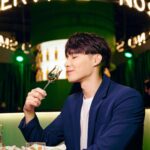 Wayne Song Instagram - 謝謝每次都讓我驚艷的麥卡倫 @themacallan_taiwan 邀請！ 能夠在放鬆舒適的環境享受美酒與美食，是那麼享受的一件事。這次的麥卡倫品酩會，擁有精心打造的藝術空間，喝著「黃金麥穗Amber Meadow」，搭配四面環景的投影視覺，讓大家彷彿瞬間置身在蘇格蘭高地的麥卡倫莊園，充滿驚喜的沈浸式體驗讓我這個攝影控興奮至極，太美了！ 在味覺上的體驗，更透過親手打造的餐點及調酒，為「黃金麥穗Amber Meadow」創造不同的品飲層次。此款酒讓我感受到來自蘇格蘭的柑橘水果和忍冬花香，入喉則又有濃郁橡木、檸檬、哈密瓜與英式司康風味，更特別的是，尾韻還有淡淡的杏仁與綠茶的香氣，酒體飽滿而具層次。 此外，首次攜手合作都是在蘇格蘭長大的姐妹：英國知名服裝設計師、風格攝影師Mary and Stella McCartney ，完美詮釋麥卡倫致力於與自然共生的品牌精神，從風味概念到包裝設計，都以蘇格蘭的土地及大自然為靈感， 並在包裝盒上呈現Mary所拍攝的麥卡倫莊園景色，將包裝與設計回饋自然。 活動現場也展示了，與麥卡倫姐妹花合作「TOGETHER」居家生活系列，展現麥卡倫與Mary and Stella McCartney 共同追求卓越與自然共生的理念。 非常享受在The Harmony Collection第三版「黃金麥穗Amber Meadow」的豐富感官之旅，邀請推薦大家一起來體驗！現在加入Line官方帳號成為會員，就能掌握麥卡倫最新一手資訊與獲得會員限定活動消息：https://maac.io/2j5MF @themacallan_taiwan #theharmonycollection #麥卡倫黃金麥穗 #不凡風味源於自然