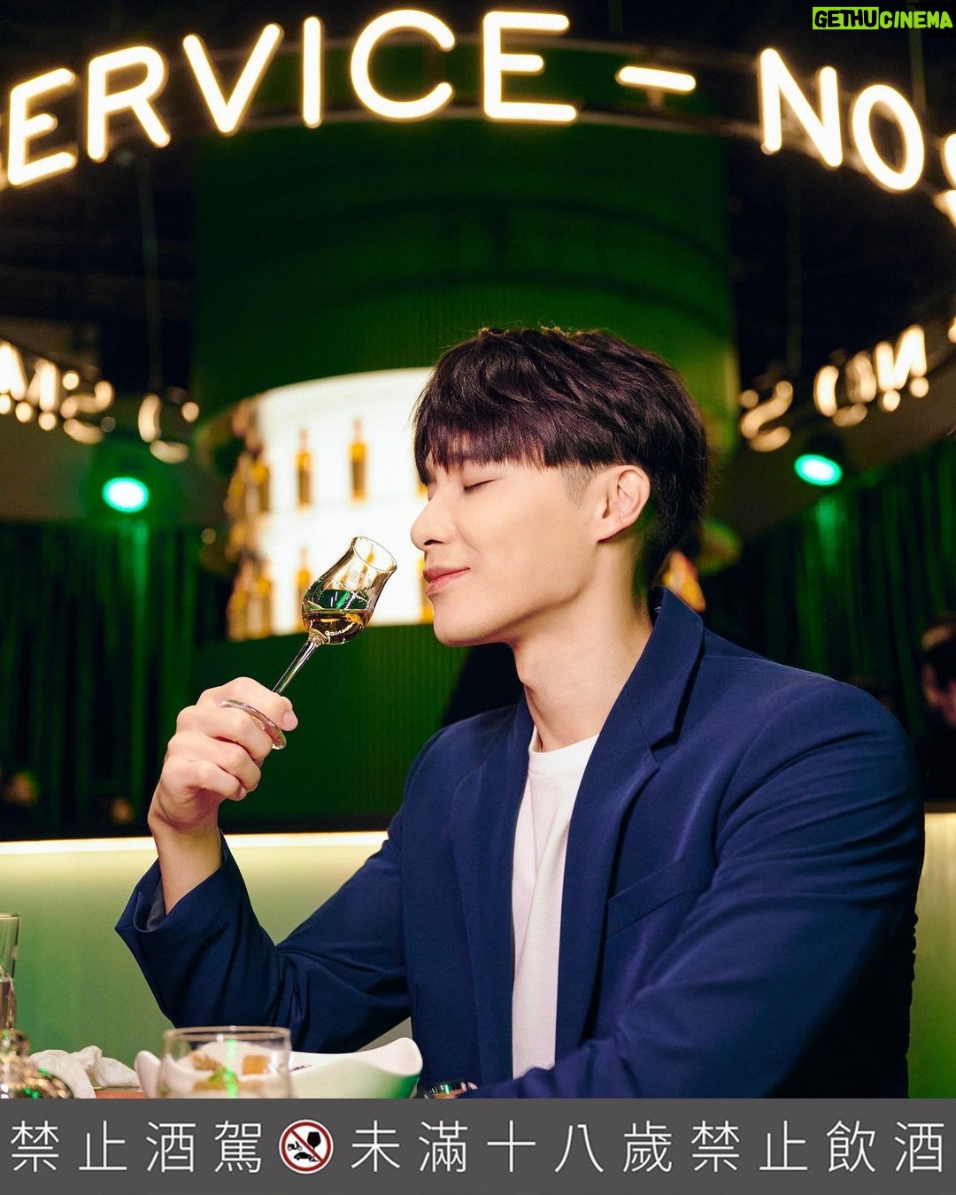 Wayne Song Instagram - 謝謝每次都讓我驚艷的麥卡倫 @themacallan_taiwan 邀請! 能夠在放鬆舒適的環境享受美酒與美食,是那麼享受的一件事。這次的麥卡倫品酩會,擁有精心打造的藝術空間,喝著「黃金麥穗Amber Meadow」,搭配四面環景的投影視覺,讓大家彷彿瞬間置身在蘇格蘭高地的麥卡倫莊園,充滿驚喜的沈浸式體驗讓我這個攝影控興奮至極,太美了! 在味覺上的體驗,更透過親手打造的餐點及調酒,為「黃金麥穗Amber Meadow」創造不同的品飲層次。此款酒讓我感受到來自蘇格蘭的柑橘水果和忍冬花香,入喉則又有濃郁橡木、檸檬、哈密瓜與英式司康風味,更特別的是,尾韻還有淡淡的杏仁與綠茶的香氣,酒體飽滿而具層次。 此外,首次攜手合作都是在蘇格蘭長大的姐妹:英國知名服裝設計師、風格攝影師Mary and Stella McCartney ,完美詮釋麥卡倫致力於與自然共生的品牌精神,從風味概念到包裝設計,都以蘇格蘭的土地及大自然為靈感, 並在包裝盒上呈現Mary所拍攝的麥卡倫莊園景色,將包裝與設計回饋自然。 活動現場也展示了,與麥卡倫姐妹花合作「TOGETHER」居家生活系列,展現麥卡倫與Mary and Stella McCartney 共同追求卓越與自然共生的理念。 非常享受在The Harmony Collection第三版「黃金麥穗Amber Meadow」的豐富感官之旅,邀請推薦大家一起來體驗!現在加入Line官方帳號成為會員,就能掌握麥卡倫最新一手資訊與獲得會員限定活動消息:https://maac.io/2j5MF @themacallan_taiwan #theharmonycollection #麥卡倫黃金麥穗 #不凡風味源於自然