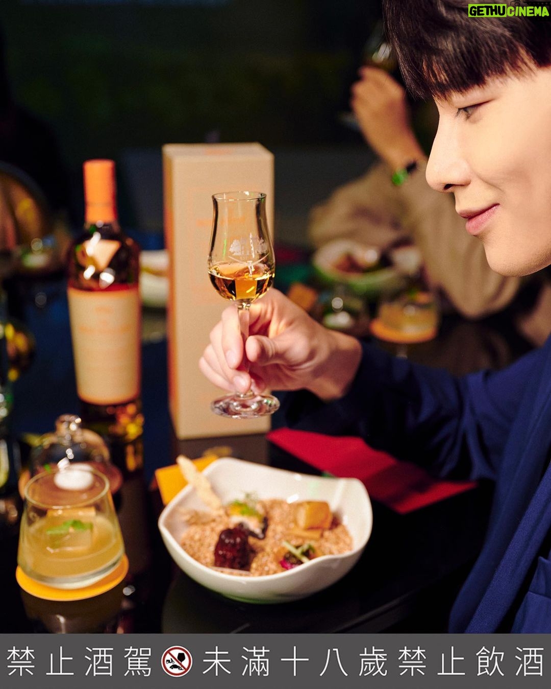 Wayne Song Instagram - 謝謝每次都讓我驚艷的麥卡倫 @themacallan_taiwan 邀請! 能夠在放鬆舒適的環境享受美酒與美食,是那麼享受的一件事。這次的麥卡倫品酩會,擁有精心打造的藝術空間,喝著「黃金麥穗Amber Meadow」,搭配四面環景的投影視覺,讓大家彷彿瞬間置身在蘇格蘭高地的麥卡倫莊園,充滿驚喜的沈浸式體驗讓我這個攝影控興奮至極,太美了! 在味覺上的體驗,更透過親手打造的餐點及調酒,為「黃金麥穗Amber Meadow」創造不同的品飲層次。此款酒讓我感受到來自蘇格蘭的柑橘水果和忍冬花香,入喉則又有濃郁橡木、檸檬、哈密瓜與英式司康風味,更特別的是,尾韻還有淡淡的杏仁與綠茶的香氣,酒體飽滿而具層次。 此外,首次攜手合作都是在蘇格蘭長大的姐妹:英國知名服裝設計師、風格攝影師Mary and Stella McCartney ,完美詮釋麥卡倫致力於與自然共生的品牌精神,從風味概念到包裝設計,都以蘇格蘭的土地及大自然為靈感, 並在包裝盒上呈現Mary所拍攝的麥卡倫莊園景色,將包裝與設計回饋自然。 活動現場也展示了,與麥卡倫姐妹花合作「TOGETHER」居家生活系列,展現麥卡倫與Mary and Stella McCartney 共同追求卓越與自然共生的理念。 非常享受在The Harmony Collection第三版「黃金麥穗Amber Meadow」的豐富感官之旅,邀請推薦大家一起來體驗!現在加入Line官方帳號成為會員,就能掌握麥卡倫最新一手資訊與獲得會員限定活動消息:https://maac.io/2j5MF @themacallan_taiwan #theharmonycollection #麥卡倫黃金麥穗 #不凡風味源於自然