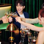 Wayne Song Instagram - 謝謝每次都讓我驚艷的麥卡倫 @themacallan_taiwan 邀請！ 能夠在放鬆舒適的環境享受美酒與美食，是那麼享受的一件事。這次的麥卡倫品酩會，擁有精心打造的藝術空間，喝著「黃金麥穗Amber Meadow」，搭配四面環景的投影視覺，讓大家彷彿瞬間置身在蘇格蘭高地的麥卡倫莊園，充滿驚喜的沈浸式體驗讓我這個攝影控興奮至極，太美了！ 在味覺上的體驗，更透過親手打造的餐點及調酒，為「黃金麥穗Amber Meadow」創造不同的品飲層次。此款酒讓我感受到來自蘇格蘭的柑橘水果和忍冬花香，入喉則又有濃郁橡木、檸檬、哈密瓜與英式司康風味，更特別的是，尾韻還有淡淡的杏仁與綠茶的香氣，酒體飽滿而具層次。 此外，首次攜手合作都是在蘇格蘭長大的姐妹：英國知名服裝設計師、風格攝影師Mary and Stella McCartney ，完美詮釋麥卡倫致力於與自然共生的品牌精神，從風味概念到包裝設計，都以蘇格蘭的土地及大自然為靈感， 並在包裝盒上呈現Mary所拍攝的麥卡倫莊園景色，將包裝與設計回饋自然。 活動現場也展示了，與麥卡倫姐妹花合作「TOGETHER」居家生活系列，展現麥卡倫與Mary and Stella McCartney 共同追求卓越與自然共生的理念。 非常享受在The Harmony Collection第三版「黃金麥穗Amber Meadow」的豐富感官之旅，邀請推薦大家一起來體驗！現在加入Line官方帳號成為會員，就能掌握麥卡倫最新一手資訊與獲得會員限定活動消息：https://maac.io/2j5MF @themacallan_taiwan #theharmonycollection #麥卡倫黃金麥穗 #不凡風味源於自然