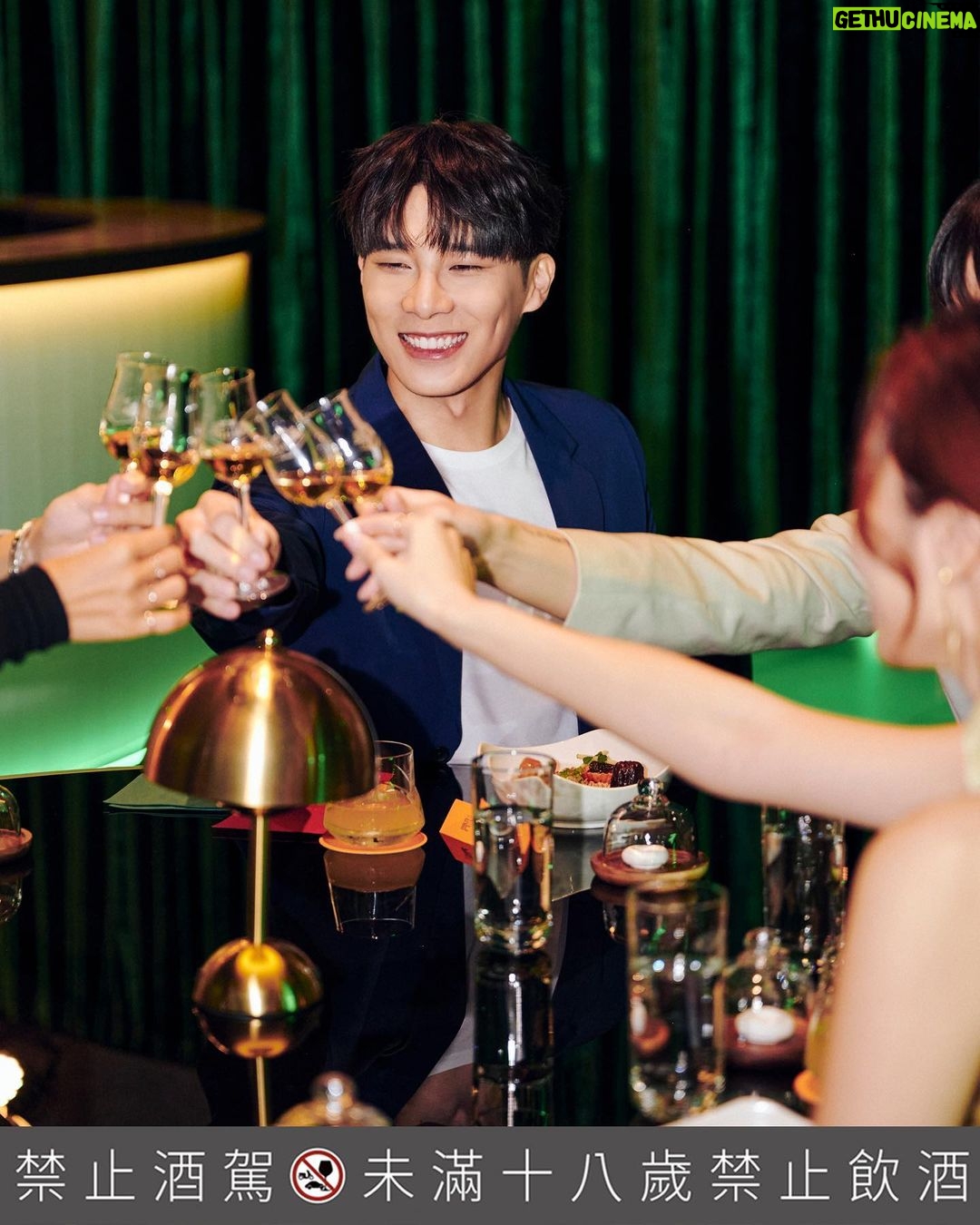 Wayne Song Instagram - 謝謝每次都讓我驚艷的麥卡倫 @themacallan_taiwan 邀請! 能夠在放鬆舒適的環境享受美酒與美食,是那麼享受的一件事。這次的麥卡倫品酩會,擁有精心打造的藝術空間,喝著「黃金麥穗Amber Meadow」,搭配四面環景的投影視覺,讓大家彷彿瞬間置身在蘇格蘭高地的麥卡倫莊園,充滿驚喜的沈浸式體驗讓我這個攝影控興奮至極,太美了! 在味覺上的體驗,更透過親手打造的餐點及調酒,為「黃金麥穗Amber Meadow」創造不同的品飲層次。此款酒讓我感受到來自蘇格蘭的柑橘水果和忍冬花香,入喉則又有濃郁橡木、檸檬、哈密瓜與英式司康風味,更特別的是,尾韻還有淡淡的杏仁與綠茶的香氣,酒體飽滿而具層次。 此外,首次攜手合作都是在蘇格蘭長大的姐妹:英國知名服裝設計師、風格攝影師Mary and Stella McCartney ,完美詮釋麥卡倫致力於與自然共生的品牌精神,從風味概念到包裝設計,都以蘇格蘭的土地及大自然為靈感, 並在包裝盒上呈現Mary所拍攝的麥卡倫莊園景色,將包裝與設計回饋自然。 活動現場也展示了,與麥卡倫姐妹花合作「TOGETHER」居家生活系列,展現麥卡倫與Mary and Stella McCartney 共同追求卓越與自然共生的理念。 非常享受在The Harmony Collection第三版「黃金麥穗Amber Meadow」的豐富感官之旅,邀請推薦大家一起來體驗!現在加入Line官方帳號成為會員,就能掌握麥卡倫最新一手資訊與獲得會員限定活動消息:https://maac.io/2j5MF @themacallan_taiwan #theharmonycollection #麥卡倫黃金麥穗 #不凡風味源於自然