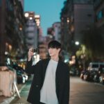Wayne Song Instagram - 攝影，對我來說是日常生活中不可或缺的一部分，無論在工作時，或是假日出門踏青，我總喜歡帶上相機記錄下我遇到的一切。我覺得，不管是街拍、人像攝影，或是拍自己的「一人攝影棚」，都是一種透過相機的捕捉來達到自我溝通的過程。   今年隨著疫情解封，有更多的機會能夠到不同的地方工作、走走，我也為此添購了不少攝影器材。在把卡刷下去的那個瞬間，我很慶幸有國泰世華CUBE App能幫我打理生活的理財所需，像是使用CUBE卡刷卡時，打開App切換到的「樂饗購」權益，讓我能省下不少辛苦賺來的錢，回饋的小樹點也能直接抵用在信用卡帳單上，非常實用。   此外，也因為有國泰世華CUBE App，讓我的金融生活變得更簡單，不用再被多個銀行App困擾、不需要再煩惱瑣碎的金融事務，一個國泰世華CUBE App就可以輕鬆管理所有金融需求，包括轉帳、繳費、投資理財、股票、外幣兌換、保險、等日常生活會用到的功能。   一站式金融服務：只需一個App就可以處理各種金融事務，從開立 銀行戶頭到投資理財，一切都在這裡。   保險服務：將國泰產險和國泰人壽的保單輕鬆匯入，簡化保單管理，並提供應繳保費提醒和續保提醒，還可以24小時隨時投保。   設計美感：國泰世華CUBE App注重設計、體現了留白美學並提供優雅的界面，讓我們的金融體驗更舒服、愉快。   母子帳戶：同時管理多個帳戶和目標儲蓄，讓我們能更清晰地了解財務狀況。   現代生活如此繁忙，金融管理變得更加重要，國泰世華CUBE App不僅提供全面的金融服務，還帶來簡單、便捷的金融體驗，不再需要處理繁複的金融事務，讓我們可以將時間和精力用在更重要的事情上。   無論是需要投資理財，還是關注保險服務，國泰世華CUBE App都能滿足需求，不再需要搜尋多個App、不再需要跑遍分行，國泰世華CUBE App就是我們的一站式金融夥伴。 國泰世華 CUBE App幫我們掌握金融管理，讓我們更專注於生活。 國泰世華CUBE App – 我們的一站式金融夥伴。 #銀行App #國泰世華CUBEApp #CUBEApp #本文係由國泰世華邀稿 產險商品由國泰產險提供，國泰保單資料由國泰產險與國泰人壽提供。 證券服務由國泰綜合證券提供，CUBE App由國泰世華銀行建置。 投資一定有風險，基金投資有賺有賠，申購前應詳閱公開說明書。 謹慎理財 信用無價 信用卡暨預借現金之各級別循環信用年利率為6.75％~15％（依本行信用評分制度定期評估，循環利率之基準日為104年9月1日）。 預借現金手續費：預借現金金額乘以3％加上新臺幣150元或美元5元，其他相關費用係依本行網站公告。