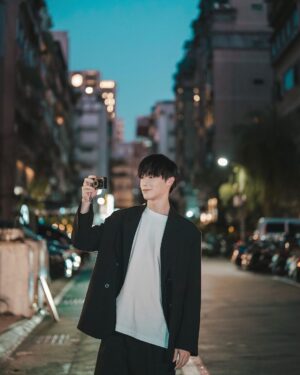 Wayne Song Instagram - 攝影，對我來說是日常生活中不可或缺的一部分，無論在工作時，或是假日出門踏青，我總喜歡帶上相機記錄下我遇到的一切。我覺得，不管是街拍、人像攝影，或是拍自己的「一人攝影棚」，都是一種透過相機的捕捉來達到自我溝通的過程。
 
今年隨著疫情解封，有更多的機會能夠到不同的地方工作、走走，我也為此添購了不少攝影器材。在把卡刷下去的那個瞬間，我很慶幸有國泰世華CUBE App能幫我打理生活的理財所需，像是使用CUBE卡刷卡時，打開App切換到的「樂饗購」權益，讓我能省下不少辛苦賺來的錢，回饋的小樹點也能直接抵用在信用卡帳單上，非常實用。
 
此外，也因為有國泰世華CUBE App，讓我的金融生活變得更簡單，不用再被多個銀行App困擾、不需要再煩惱瑣碎的金融事務，一個國泰世華CUBE App就可以輕鬆管理所有金融需求，包括轉帳、繳費、投資理財、股票、外幣兌換、保險、等日常生活會用到的功能。
 
一站式金融服務：只需一個App就可以處理各種金融事務，從開立
銀行戶頭到投資理財，一切都在這裡。
 
保險服務：將國泰產險和國泰人壽的保單輕鬆匯入，簡化保單管理，並提供應繳保費提醒和續保提醒，還可以24小時隨時投保。
 
設計美感：國泰世華CUBE App注重設計、體現了留白美學並提供優雅的界面，讓我們的金融體驗更舒服、愉快。
 
母子帳戶：同時管理多個帳戶和目標儲蓄，讓我們能更清晰地了解財務狀況。
 
現代生活如此繁忙，金融管理變得更加重要，國泰世華CUBE App不僅提供全面的金融服務，還帶來簡單、便捷的金融體驗，不再需要處理繁複的金融事務，讓我們可以將時間和精力用在更重要的事情上。
 
無論是需要投資理財，還是關注保險服務，國泰世華CUBE App都能滿足需求，不再需要搜尋多個App、不再需要跑遍分行，國泰世華CUBE App就是我們的一站式金融夥伴。

國泰世華 CUBE App幫我們掌握金融管理，讓我們更專注於生活。

國泰世華CUBE App – 我們的一站式金融夥伴。

#銀行App #國泰世華CUBEApp
#CUBEApp #本文係由國泰世華邀稿
產險商品由國泰產險提供，國泰保單資料由國泰產險與國泰人壽提供。
證券服務由國泰綜合證券提供，CUBE App由國泰世華銀行建置。
投資一定有風險，基金投資有賺有賠，申購前應詳閱公開說明書。
謹慎理財 信用無價
信用卡暨預借現金之各級別循環信用年利率為6.75％~15％（依本行信用評分制度定期評估，循環利率之基準日為104年9月1日）。
預借現金手續費：預借現金金額乘以3％加上新臺幣150元或美元5元，其他相關費用係依本行網站公告。