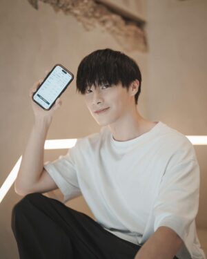 Wayne Song Instagram - 攝影，對我來說是日常生活中不可或缺的一部分，無論在工作時，或是假日出門踏青，我總喜歡帶上相機記錄下我遇到的一切。我覺得，不管是街拍、人像攝影，或是拍自己的「一人攝影棚」，都是一種透過相機的捕捉來達到自我溝通的過程。
 
今年隨著疫情解封，有更多的機會能夠到不同的地方工作、走走，我也為此添購了不少攝影器材。在把卡刷下去的那個瞬間，我很慶幸有國泰世華CUBE App能幫我打理生活的理財所需，像是使用CUBE卡刷卡時，打開App切換到的「樂饗購」權益，讓我能省下不少辛苦賺來的錢，回饋的小樹點也能直接抵用在信用卡帳單上，非常實用。
 
此外，也因為有國泰世華CUBE App，讓我的金融生活變得更簡單，不用再被多個銀行App困擾、不需要再煩惱瑣碎的金融事務，一個國泰世華CUBE App就可以輕鬆管理所有金融需求，包括轉帳、繳費、投資理財、股票、外幣兌換、保險、等日常生活會用到的功能。
 
一站式金融服務：只需一個App就可以處理各種金融事務，從開立
銀行戶頭到投資理財，一切都在這裡。
 
保險服務：將國泰產險和國泰人壽的保單輕鬆匯入，簡化保單管理，並提供應繳保費提醒和續保提醒，還可以24小時隨時投保。
 
設計美感：國泰世華CUBE App注重設計、體現了留白美學並提供優雅的界面，讓我們的金融體驗更舒服、愉快。
 
母子帳戶：同時管理多個帳戶和目標儲蓄，讓我們能更清晰地了解財務狀況。
 
現代生活如此繁忙，金融管理變得更加重要，國泰世華CUBE App不僅提供全面的金融服務，還帶來簡單、便捷的金融體驗，不再需要處理繁複的金融事務，讓我們可以將時間和精力用在更重要的事情上。
 
無論是需要投資理財，還是關注保險服務，國泰世華CUBE App都能滿足需求，不再需要搜尋多個App、不再需要跑遍分行，國泰世華CUBE App就是我們的一站式金融夥伴。

國泰世華 CUBE App幫我們掌握金融管理，讓我們更專注於生活。

國泰世華CUBE App – 我們的一站式金融夥伴。

#銀行App #國泰世華CUBEApp
#CUBEApp #本文係由國泰世華邀稿
產險商品由國泰產險提供，國泰保單資料由國泰產險與國泰人壽提供。
證券服務由國泰綜合證券提供，CUBE App由國泰世華銀行建置。
投資一定有風險，基金投資有賺有賠，申購前應詳閱公開說明書。
謹慎理財 信用無價
信用卡暨預借現金之各級別循環信用年利率為6.75％~15％（依本行信用評分制度定期評估，循環利率之基準日為104年9月1日）。
預借現金手續費：預借現金金額乘以3％加上新臺幣150元或美元5元，其他相關費用係依本行網站公告。