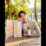 Wayne Song Instagram - @The_Macallan 麥卡倫 全新威士忌系列煥然一新！ 麥卡倫與平面設計大師David Carson的默契結晶，完美呈現於每瓶臻彩系列酒款，融入旅行與生活，全球旅遊免稅店零售獨賣，將旅行、品味融為一體，成為生活中一抹獨特的色彩。 謝謝麥卡倫分享，我手上的包裝AR設計作品是非賣特別款，在機場可以體驗另一種手機AR版本的各年份風味圖案動畫顯示於瓶身上， 麥卡倫免稅精品店現場人員也可以協助將酒包裝成精緻的禮品 ，留給各位當作驚喜了。 The Colour Collection 臻彩系列包含12年、15年、18年、21年和30年的單一麥芽威士忌，味道豐富多元，不只是威士忌，更是一段被陽光療癒的時光，彷彿置身於一場味蕾的奇幻冒險。 就像買了一張機票，踏上了這趟奇妙的旅程，穿梭在機艙裡，來到充滿著獨特韻味的夏日聖地，不只是威士忌，更是享受生活的一種表徵。 隨著不同的香氣，一起品嚐威士忌與生活的美好，展開充滿沈浸式享受的旅程吧！ #TheMacallan #ColourCollection 🥃✨ #TravelExclusive