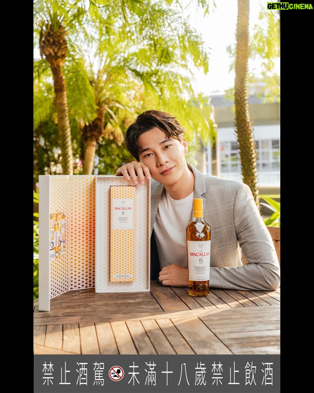 Wayne Song Instagram - @The_Macallan 麥卡倫 全新威士忌系列煥然一新! 麥卡倫與平面設計大師David Carson的默契結晶,完美呈現於每瓶臻彩系列酒款,融入旅行與生活,全球旅遊免稅店零售獨賣,將旅行、品味融為一體,成為生活中一抹獨特的色彩。 謝謝麥卡倫分享,我手上的包裝AR設計作品是非賣特別款,在機場可以體驗另一種手機AR版本的各年份風味圖案動畫顯示於瓶身上, 麥卡倫免稅精品店現場人員也可以協助將酒包裝成精緻的禮品 ,留給各位當作驚喜了。 The Colour Collection 臻彩系列包含12年、15年、18年、21年和30年的單一麥芽威士忌,味道豐富多元,不只是威士忌,更是一段被陽光療癒的時光,彷彿置身於一場味蕾的奇幻冒險。 就像買了一張機票,踏上了這趟奇妙的旅程,穿梭在機艙裡,來到充滿著獨特韻味的夏日聖地,不只是威士忌,更是享受生活的一種表徵。 隨著不同的香氣,一起品嚐威士忌與生活的美好,展開充滿沈浸式享受的旅程吧! #TheMacallan #ColourCollection 🥃✨ #TravelExclusive