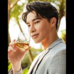 Wayne Song Instagram - @The_Macallan 麥卡倫 全新威士忌系列煥然一新！ 麥卡倫與平面設計大師David Carson的默契結晶，完美呈現於每瓶臻彩系列酒款，融入旅行與生活，全球旅遊免稅店零售獨賣，將旅行、品味融為一體，成為生活中一抹獨特的色彩。 謝謝麥卡倫分享，我手上的包裝AR設計作品是非賣特別款，在機場可以體驗另一種手機AR版本的各年份風味圖案動畫顯示於瓶身上， 麥卡倫免稅精品店現場人員也可以協助將酒包裝成精緻的禮品 ，留給各位當作驚喜了。 The Colour Collection 臻彩系列包含12年、15年、18年、21年和30年的單一麥芽威士忌，味道豐富多元，不只是威士忌，更是一段被陽光療癒的時光，彷彿置身於一場味蕾的奇幻冒險。 就像買了一張機票，踏上了這趟奇妙的旅程，穿梭在機艙裡，來到充滿著獨特韻味的夏日聖地，不只是威士忌，更是享受生活的一種表徵。 隨著不同的香氣，一起品嚐威士忌與生活的美好，展開充滿沈浸式享受的旅程吧！ #TheMacallan #ColourCollection 🥃✨ #TravelExclusive