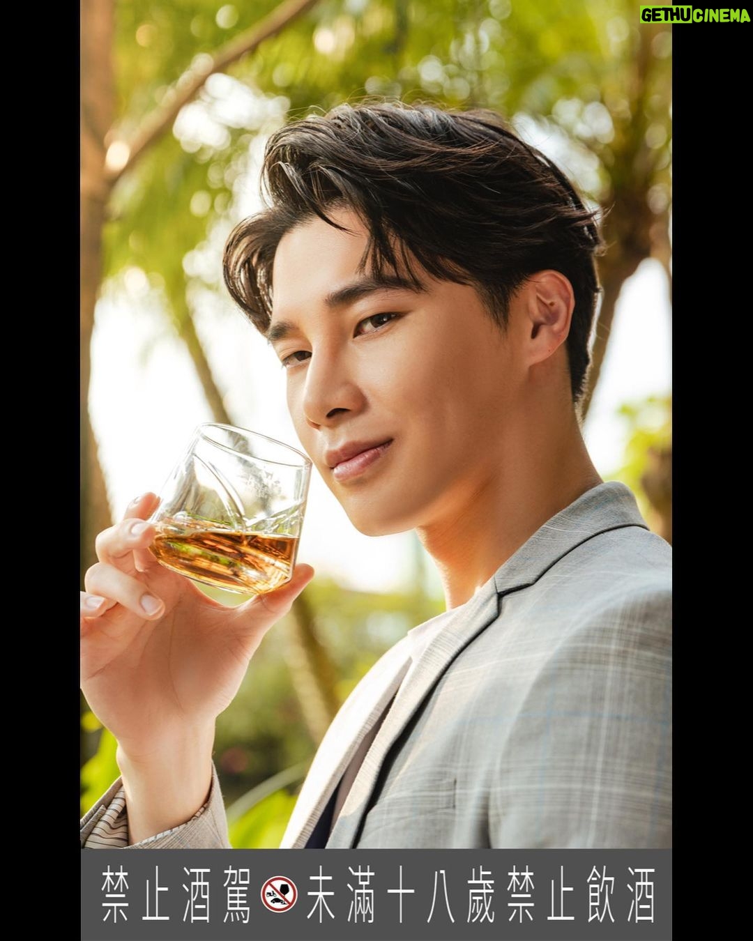 Wayne Song Instagram - @The_Macallan 麥卡倫 全新威士忌系列煥然一新! 麥卡倫與平面設計大師David Carson的默契結晶,完美呈現於每瓶臻彩系列酒款,融入旅行與生活,全球旅遊免稅店零售獨賣,將旅行、品味融為一體,成為生活中一抹獨特的色彩。 謝謝麥卡倫分享,我手上的包裝AR設計作品是非賣特別款,在機場可以體驗另一種手機AR版本的各年份風味圖案動畫顯示於瓶身上, 麥卡倫免稅精品店現場人員也可以協助將酒包裝成精緻的禮品 ,留給各位當作驚喜了。 The Colour Collection 臻彩系列包含12年、15年、18年、21年和30年的單一麥芽威士忌,味道豐富多元,不只是威士忌,更是一段被陽光療癒的時光,彷彿置身於一場味蕾的奇幻冒險。 就像買了一張機票,踏上了這趟奇妙的旅程,穿梭在機艙裡,來到充滿著獨特韻味的夏日聖地,不只是威士忌,更是享受生活的一種表徵。 隨著不同的香氣,一起品嚐威士忌與生活的美好,展開充滿沈浸式享受的旅程吧! #TheMacallan #ColourCollection 🥃✨ #TravelExclusive