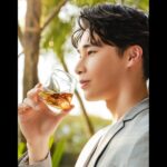 Wayne Song Instagram - @The_Macallan 麥卡倫 全新威士忌系列煥然一新！ 麥卡倫與平面設計大師David Carson的默契結晶，完美呈現於每瓶臻彩系列酒款，融入旅行與生活，全球旅遊免稅店零售獨賣，將旅行、品味融為一體，成為生活中一抹獨特的色彩。 謝謝麥卡倫分享，我手上的包裝AR設計作品是非賣特別款，在機場可以體驗另一種手機AR版本的各年份風味圖案動畫顯示於瓶身上， 麥卡倫免稅精品店現場人員也可以協助將酒包裝成精緻的禮品 ，留給各位當作驚喜了。 The Colour Collection 臻彩系列包含12年、15年、18年、21年和30年的單一麥芽威士忌，味道豐富多元，不只是威士忌，更是一段被陽光療癒的時光，彷彿置身於一場味蕾的奇幻冒險。 就像買了一張機票，踏上了這趟奇妙的旅程，穿梭在機艙裡，來到充滿著獨特韻味的夏日聖地，不只是威士忌，更是享受生活的一種表徵。 隨著不同的香氣，一起品嚐威士忌與生活的美好，展開充滿沈浸式享受的旅程吧！ #TheMacallan #ColourCollection 🥃✨ #TravelExclusive