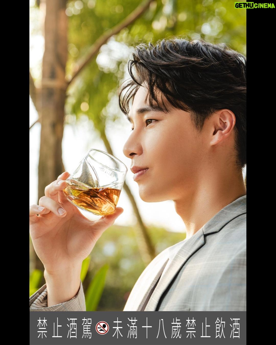 Wayne Song Instagram - @The_Macallan 麥卡倫 全新威士忌系列煥然一新! 麥卡倫與平面設計大師David Carson的默契結晶,完美呈現於每瓶臻彩系列酒款,融入旅行與生活,全球旅遊免稅店零售獨賣,將旅行、品味融為一體,成為生活中一抹獨特的色彩。 謝謝麥卡倫分享,我手上的包裝AR設計作品是非賣特別款,在機場可以體驗另一種手機AR版本的各年份風味圖案動畫顯示於瓶身上, 麥卡倫免稅精品店現場人員也可以協助將酒包裝成精緻的禮品 ,留給各位當作驚喜了。 The Colour Collection 臻彩系列包含12年、15年、18年、21年和30年的單一麥芽威士忌,味道豐富多元,不只是威士忌,更是一段被陽光療癒的時光,彷彿置身於一場味蕾的奇幻冒險。 就像買了一張機票,踏上了這趟奇妙的旅程,穿梭在機艙裡,來到充滿著獨特韻味的夏日聖地,不只是威士忌,更是享受生活的一種表徵。 隨著不同的香氣,一起品嚐威士忌與生活的美好,展開充滿沈浸式享受的旅程吧! #TheMacallan #ColourCollection 🥃✨ #TravelExclusive